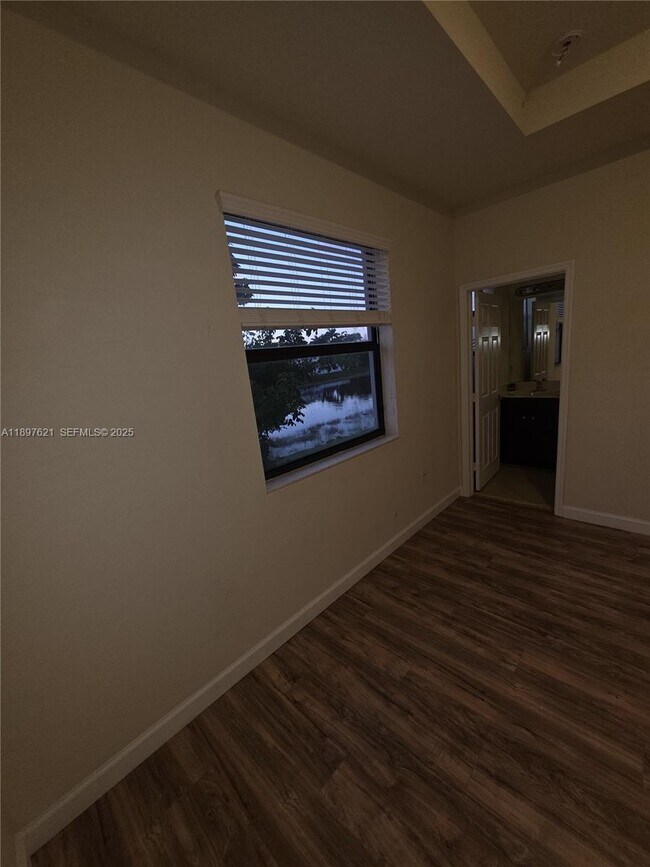 Building Photo - 528 SE 32nd Ave