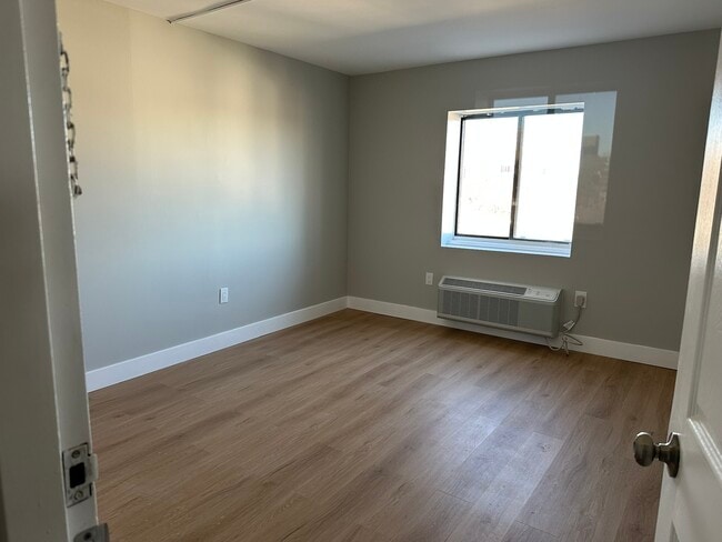 Building Photo - 300 Park St