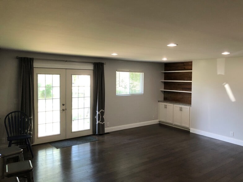 Family room - 1025 Sherbrooke Rd