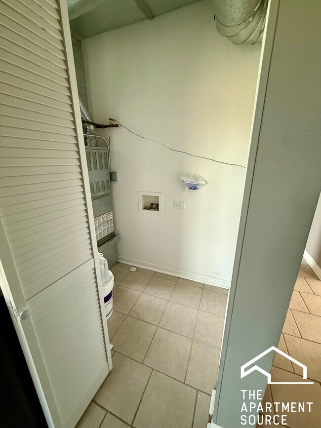 Building Photo - 4058 W Congress Pkwy