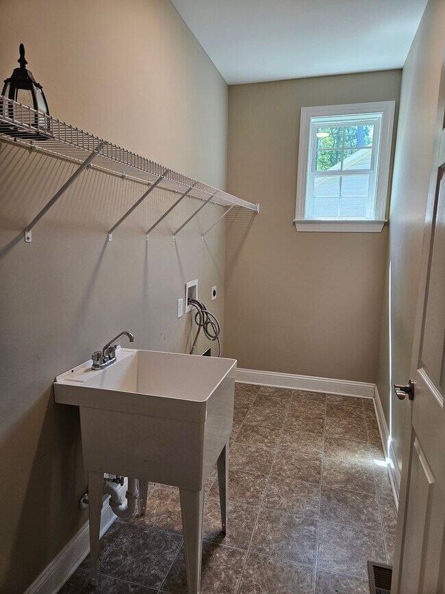 Building Photo - NEW LISTING!!!!!
