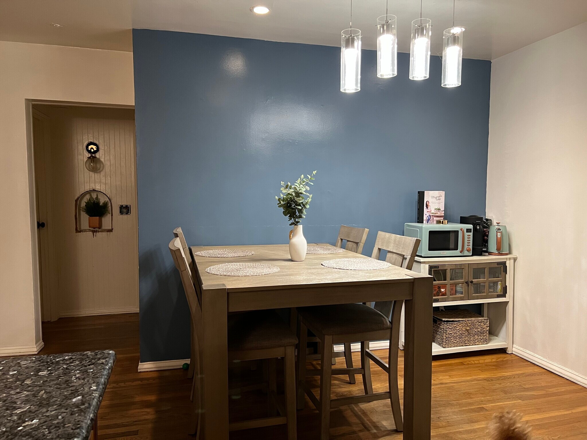 Table - 3943 Ingraham St