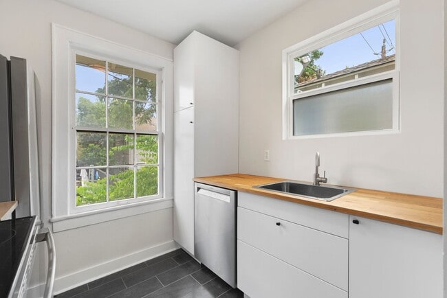 Building Photo - Charming 1-Bedroom in the Heart of Montrose!