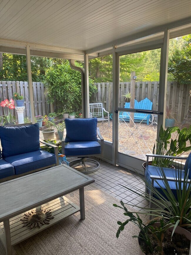 Building Photo - 3 Bed/3 Bath Townhome with Screened in Por...