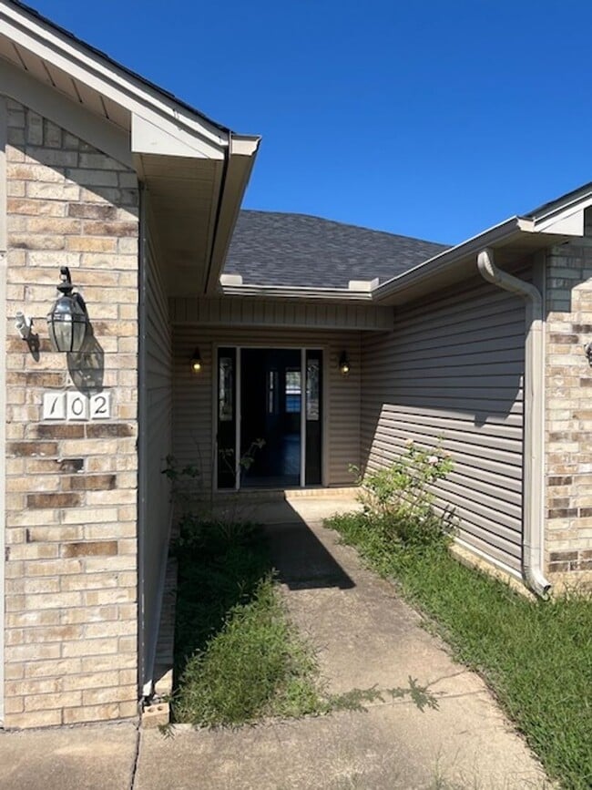 Building Photo - 102 Rosebud Cir