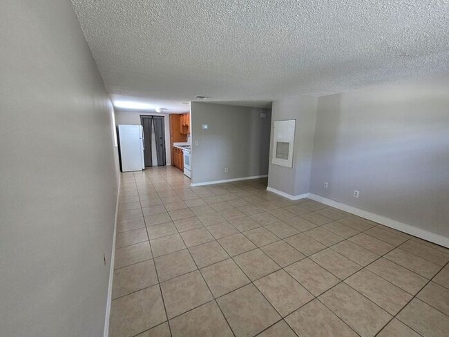 Building Photo - Affordable 2/1 Duplex Available Immediately!! Near I-4!