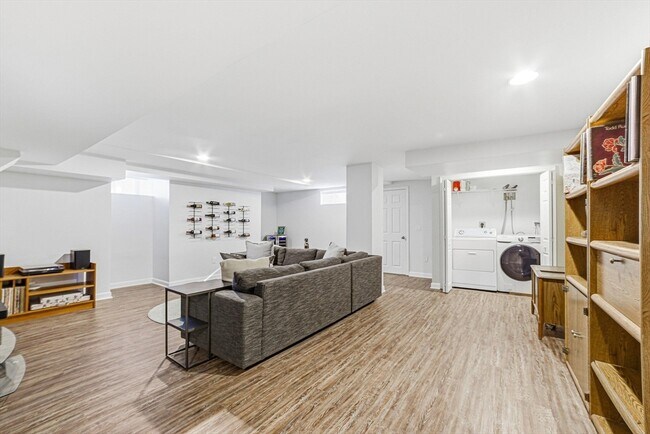 Building Photo - 659 Moody St