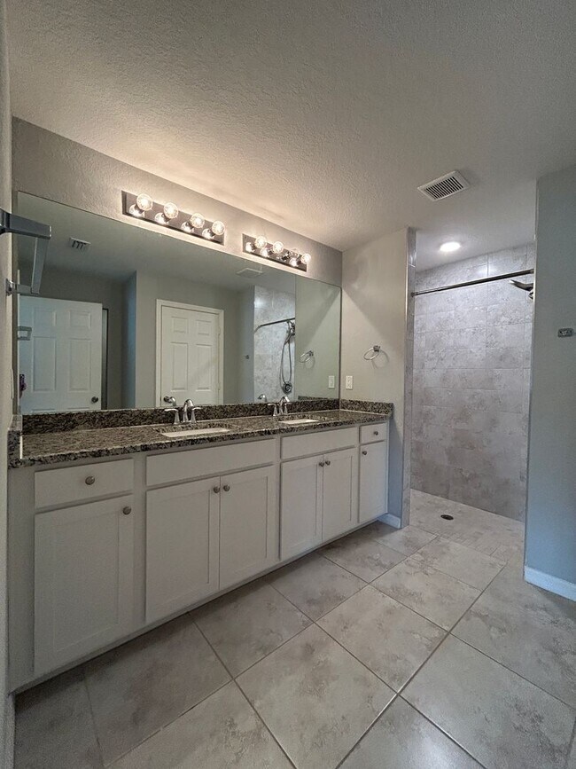 Building Photo - Don't Miss This 4 Bed, 2 Bath Home with Fe...