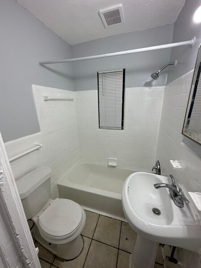 Building Photo - 2845/2847 W 6th St.