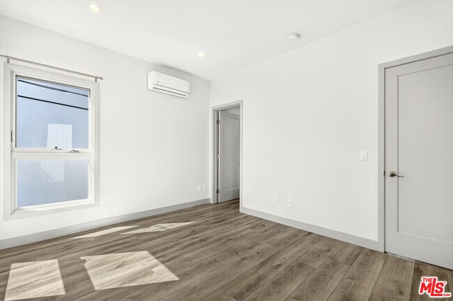 Building Photo - 440 Palm Dr