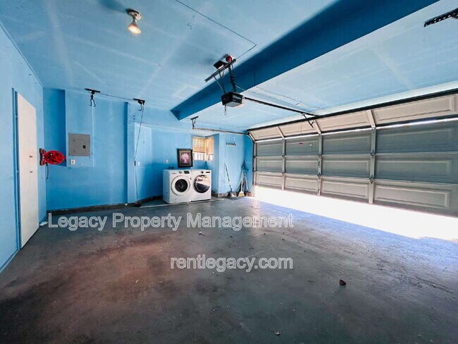 Building Photo - 232 Redstone Cir