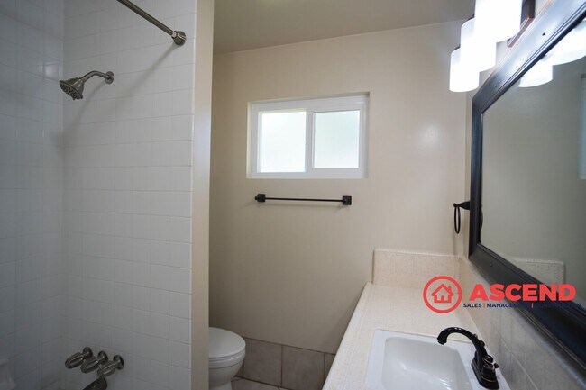 Building Photo - 3 Bed / 2 Bath Home on 2 Acres of Cattle L...