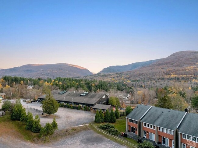 Building Photo - Charming 3BR Townhome in Hunter