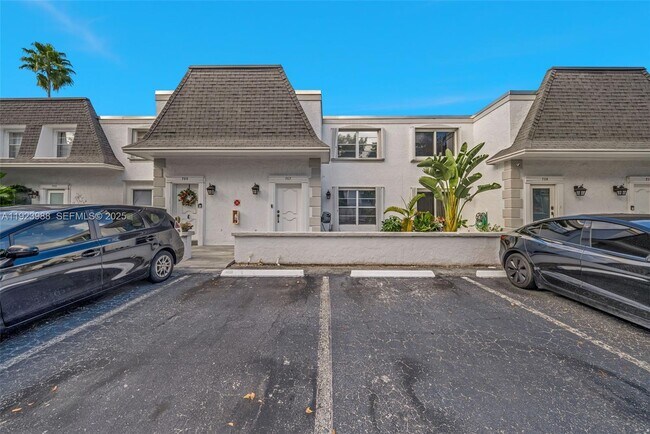 Building Photo - 707 NE 27th Ave