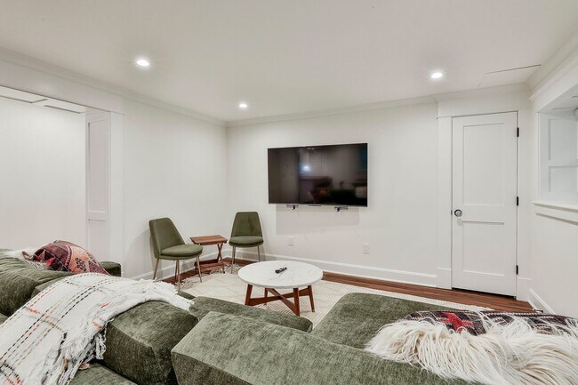 Building Photo - 410 Thornton Ln