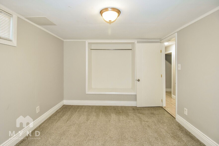 Building Photo - 381 Marquette Dr