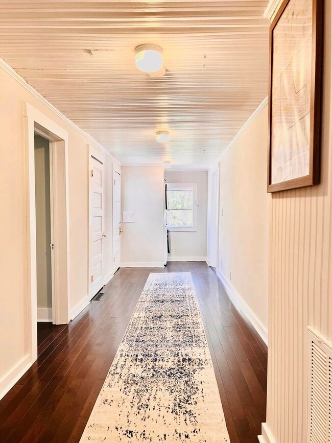 Building Photo - Charming home, gourmet kitchen, and large ...