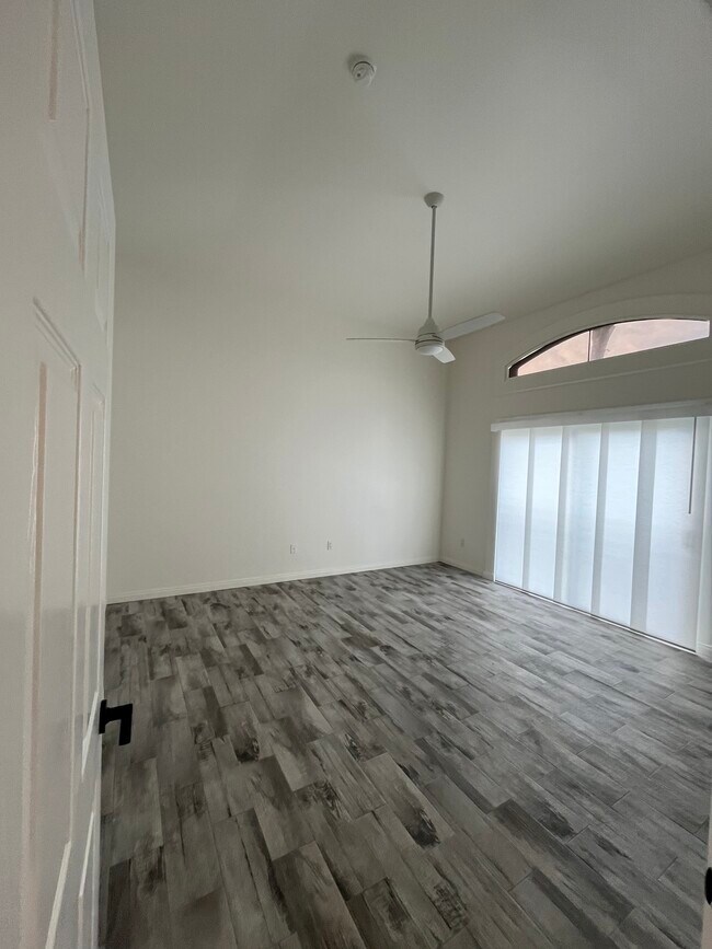 Building Photo - 5260 Premiere Hls Dr