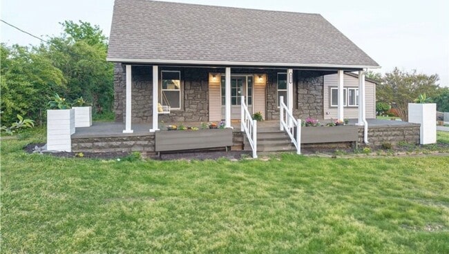 Building Photo - Quiet Comfort: Charming 3 Bed, 2.5 Bath Ho...