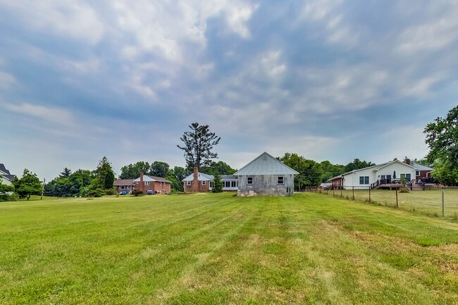 Building Photo - 5 Bed / 3 Bath / deep lot/ 2 driveways and...