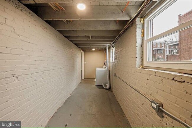 Building Photo - Available Now- Beautiful 3 Bedroom, 2 Bath...