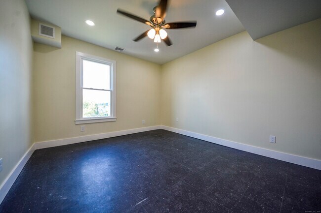 Building Photo - 92 High St