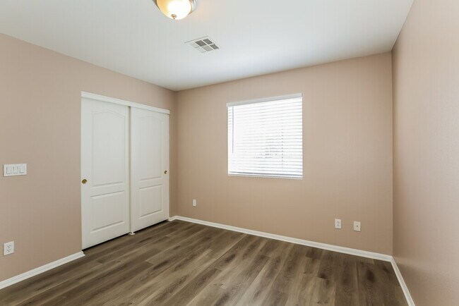 Building Photo - 1102 Broomfield Dr