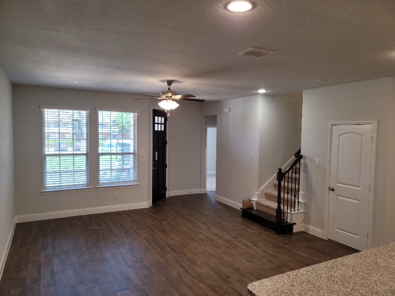 Building Photo - 6820 Meadow Crest Dr