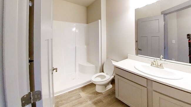 Building Photo - Newer 7 Bedroom 3 Bath unit!!!