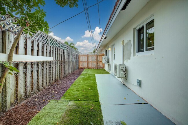 Building Photo - 1750 NE 56th Ct