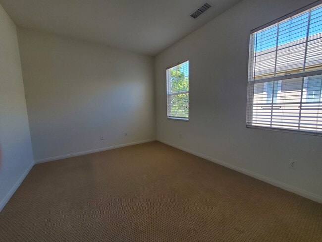 Building Photo - Spacious 4 Bedroom 3 Bath Two Story Riverp...