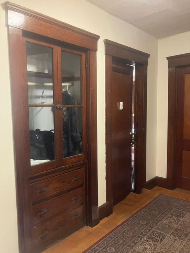 Building Photo - College Rental