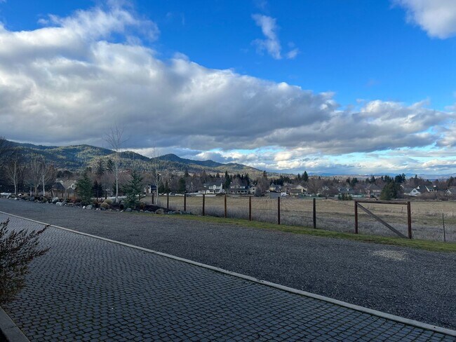 Building Photo - Beautiful, Custom home in the heart of Jacksonville | Available Now