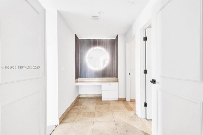 Building Photo - 10101 Collins Ave