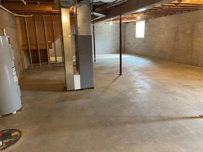 Building Photo - 4866 Hilltop Rd