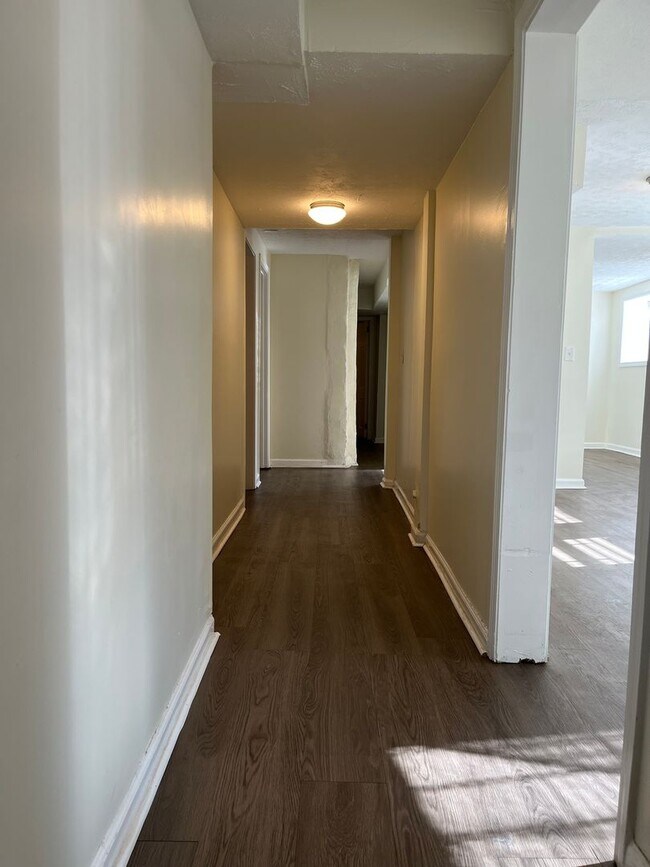 Building Photo - Spacious 3/2 Duplex Unit w/ Bonus Room Min...