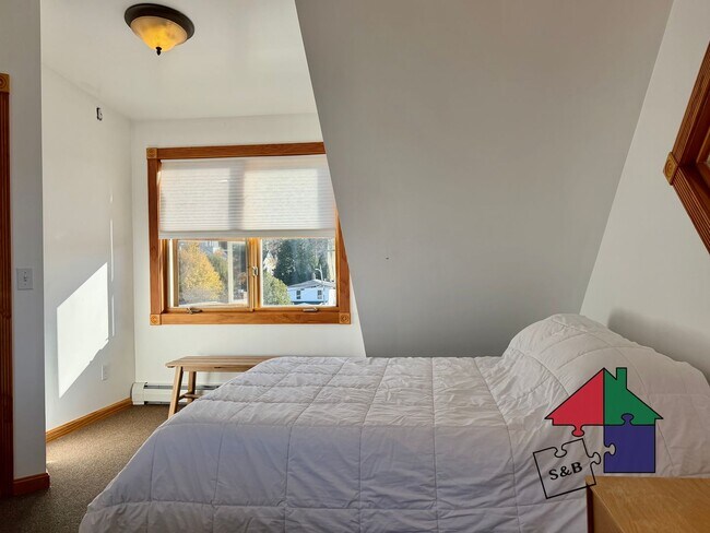 Building Photo - 112 Main St