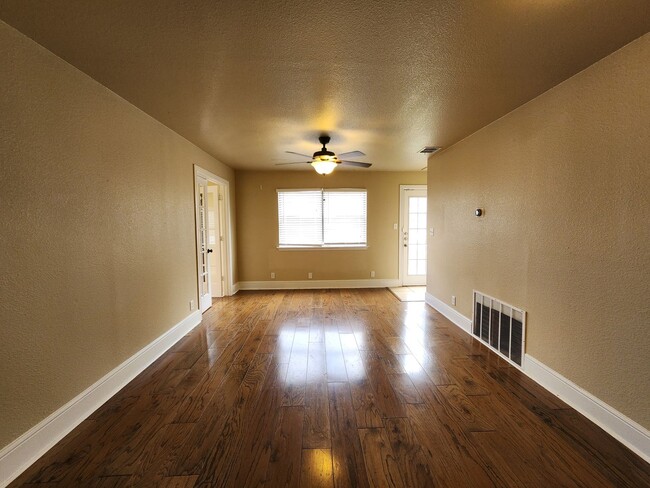 Building Photo - 4/2.5 House With Extra Room Or Office Spac...