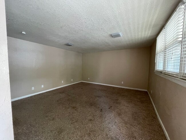 Building Photo - WALK TO STADIUM! CLOSE TO CAMPUS!