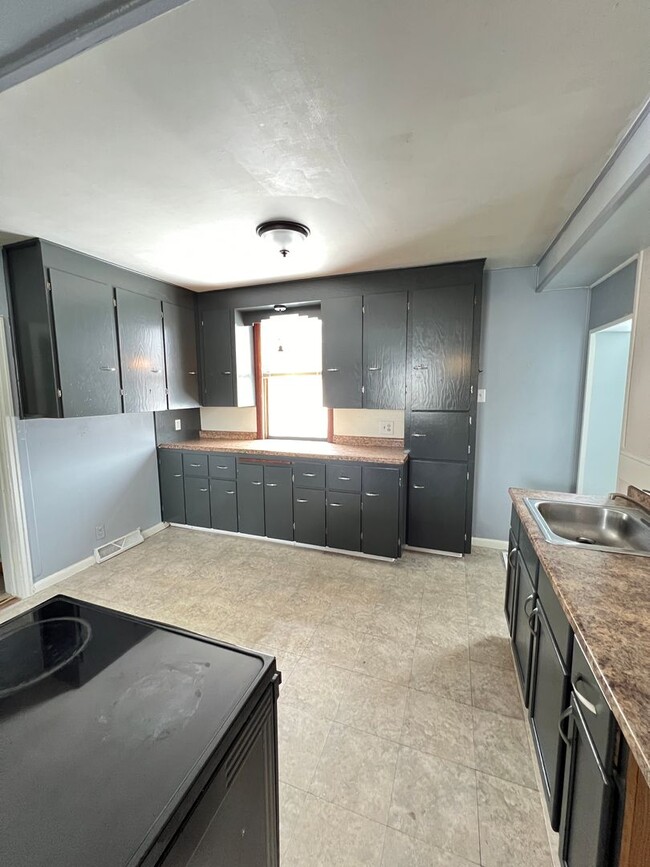 Building Photo - AVAILABLE JUNE - 4 Bed 1 Bath House in the...