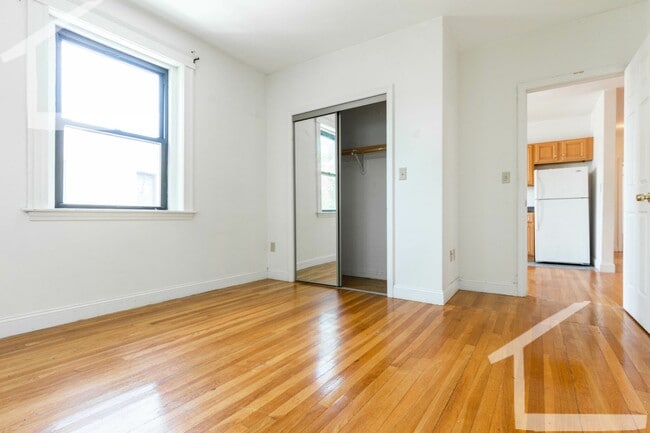Building Photo - Conveniently Located, Spacious Apt w Ht & HW Inc.  Near B and C lines!