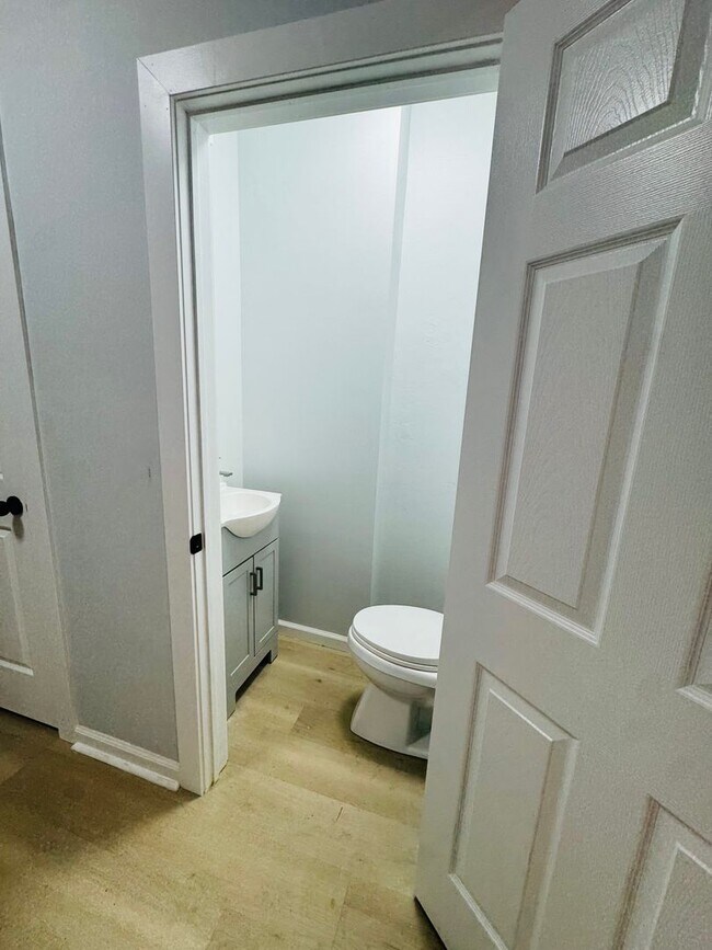Building Photo - Remodeled Large 3bd/1.5 House with Rear ya...