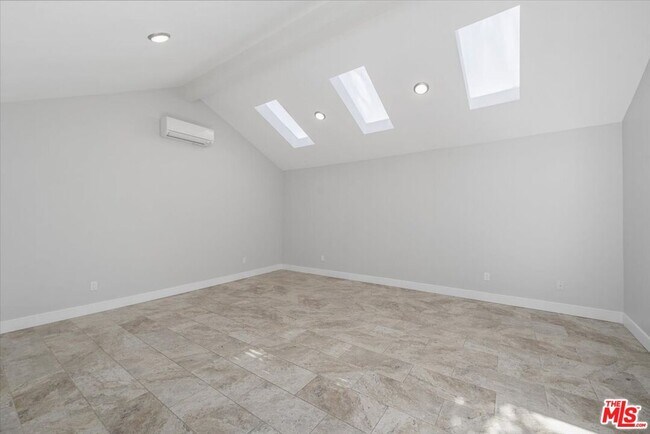 Building Photo - 645 N Sierra Bonita Ave