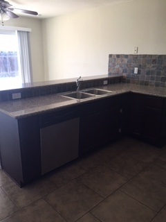 Building Photo - 4 Bedroom 2 Bathroom- Gilbert & Southern