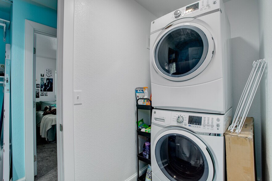 W/D room has doors for soud isolation - 1224 11th St