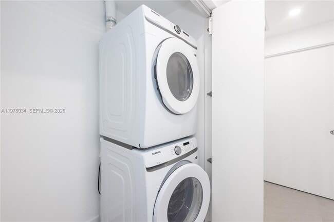 Building Photo - 700 NE 24th St