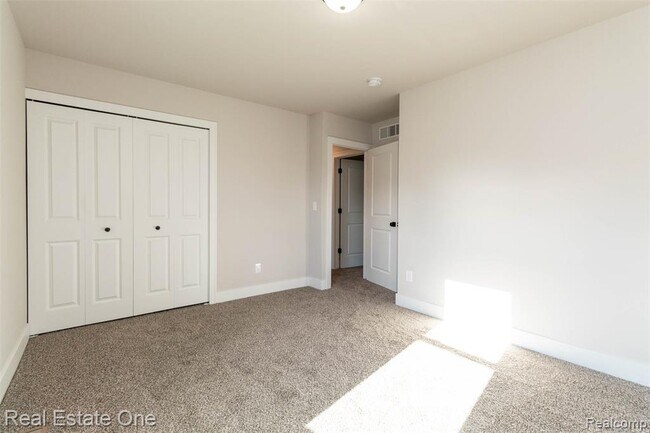 Building Photo - 5485 Hammersmith Dr