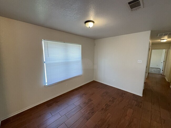 Building Photo - 914 McDaniel Cir