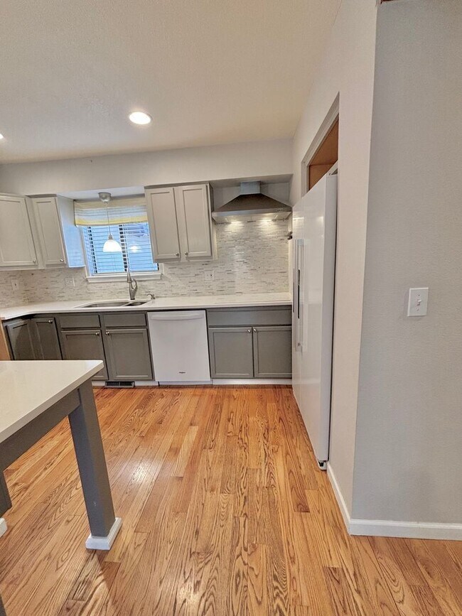 Building Photo - Spacious 3-Bedroom Condo in Prime Golden Location!! Available Now!!