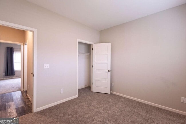 Building Photo - 214 Oakwood Dr